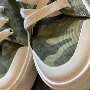 Army print girl sneakers